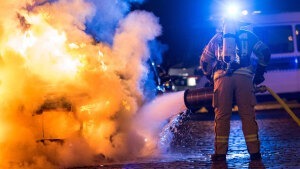 Warum löscht Wasser Feuer?