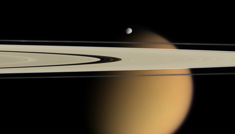 Wissenschaftler vermuteten seit längerem, dass es auf dem Titan flüssiges Methan, Ethan oder andere leichte Kohlenwasserstoff-Verbindungen gibt. Allerdings ist die Titanatmosphäre so dicht, dass mit gewöhnlichen Kameras nur ein verschwommener Blick auf die eisige Oberfläche des Mondes möglich ist.