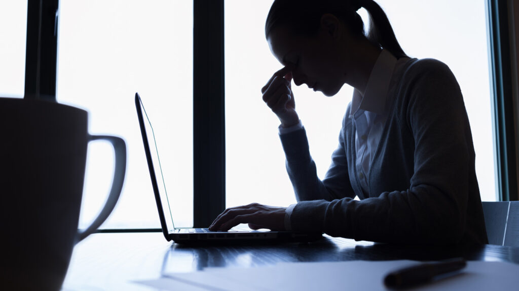Frau-Buero-Laptop-Stress-istock