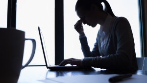 Frau-Buero-Laptop-Stress-istock