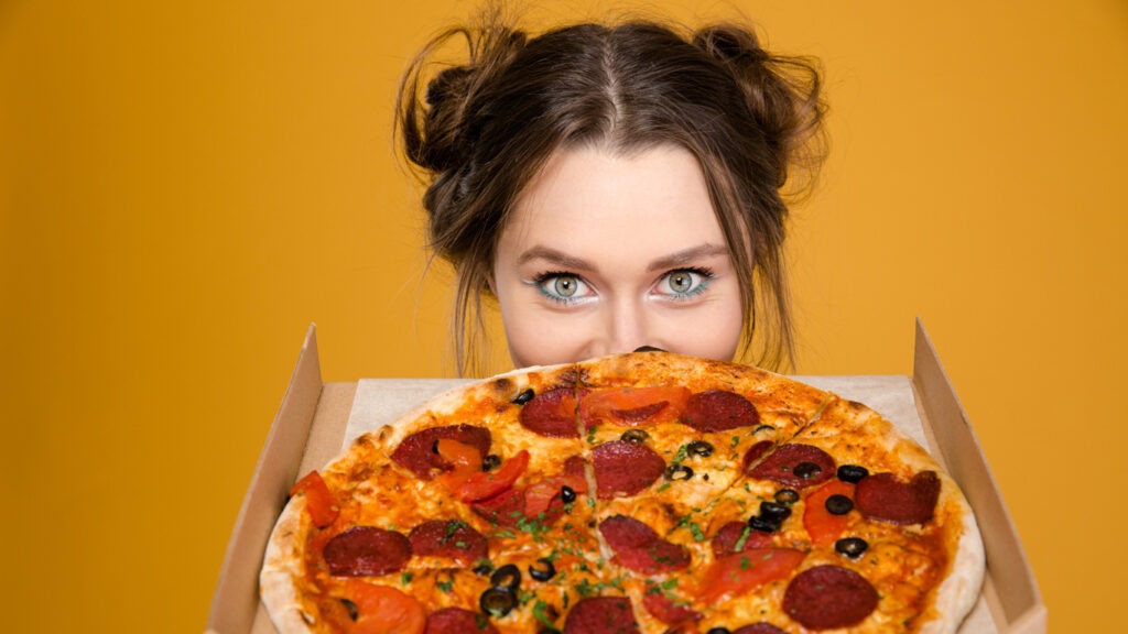 frau-pizza-essen-istock