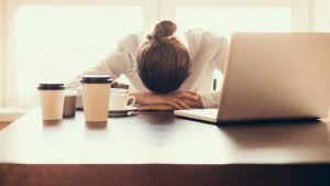 Frau-Kopf-Tisch-istock