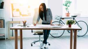 Frau-Schreibtisch-Buero-istock