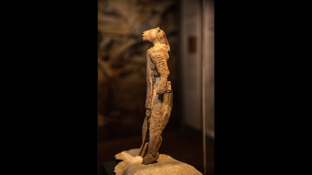 Löwenmensch Artefakt aus Elfenbein