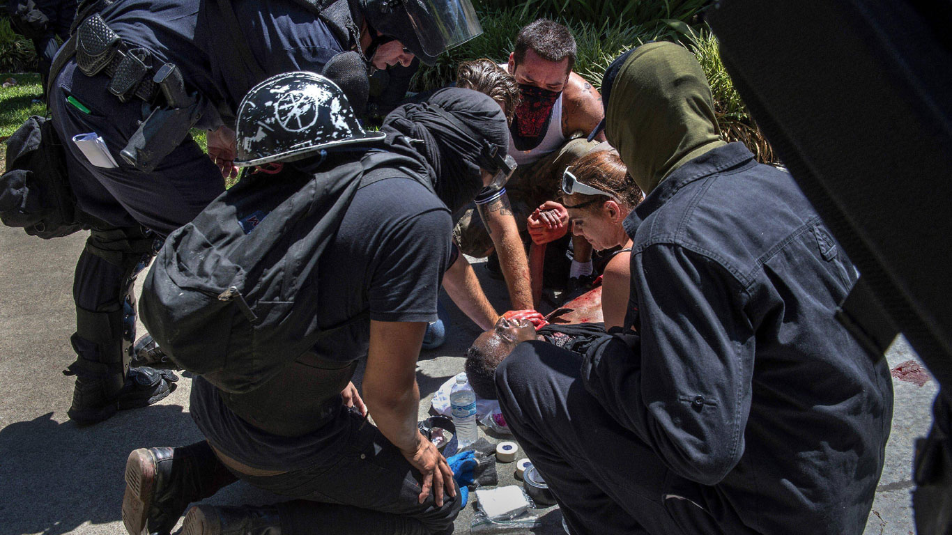 Volksfront: Globale Neonazi-Bande