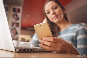 Schadsoftware jetzt auch per SMS: Bedenkenlos klicken kann teuer werden