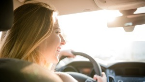 Wird man durch die Autoscheiben braun?