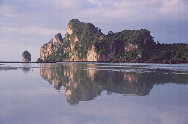 „The Beach“ – ein Film und seine Folgen für eine thailändische Insel: der Hat-Noppharat-Thara Marine-Nationalpark