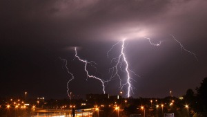 Sommergewitter: Wie kommt’s und wer haftet bei Schäden?