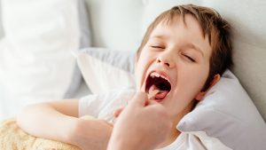 Junge-Bett-krank-istock
