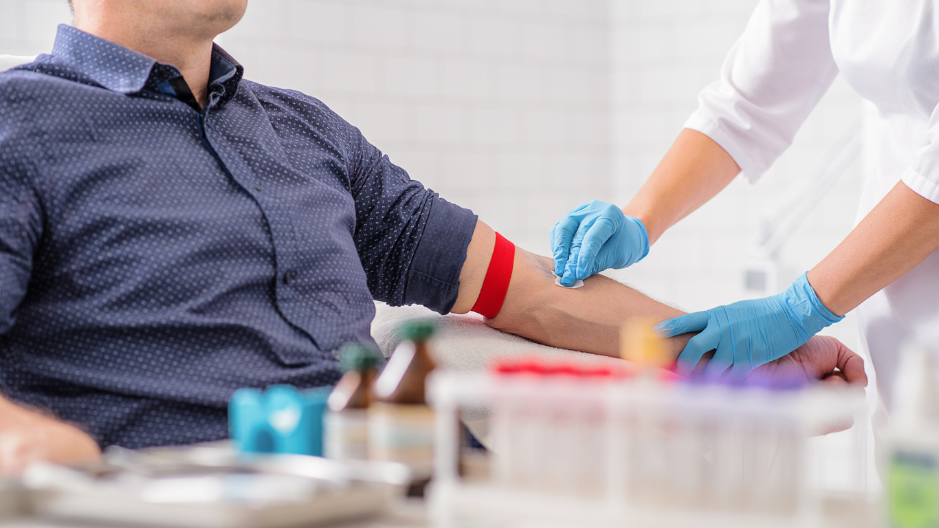 Arm-desinfizieren-istock