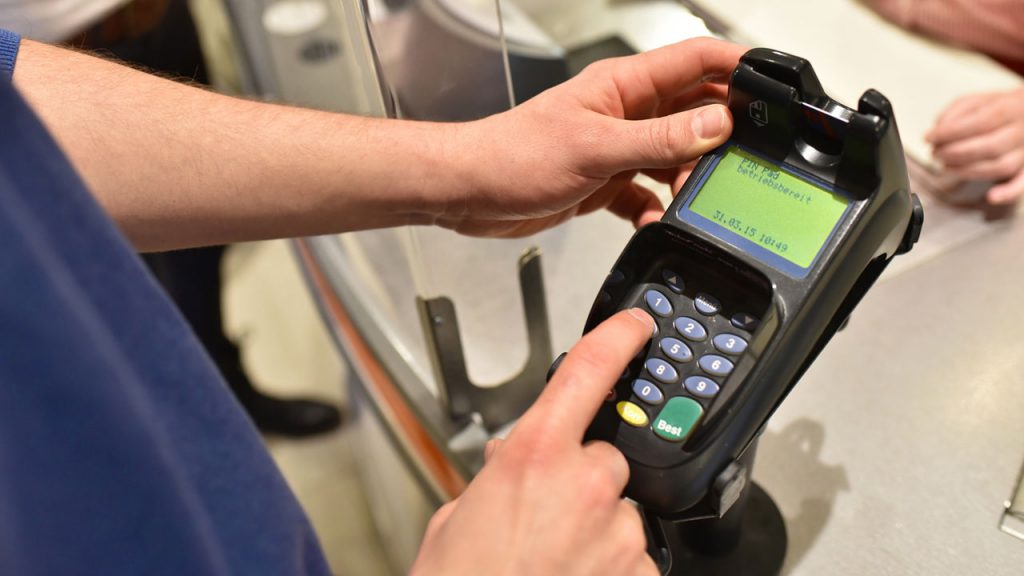 EC-Karte: Warum muss ich mal unterschreiben, mal den Pin eingeben? - Welt der Wunder