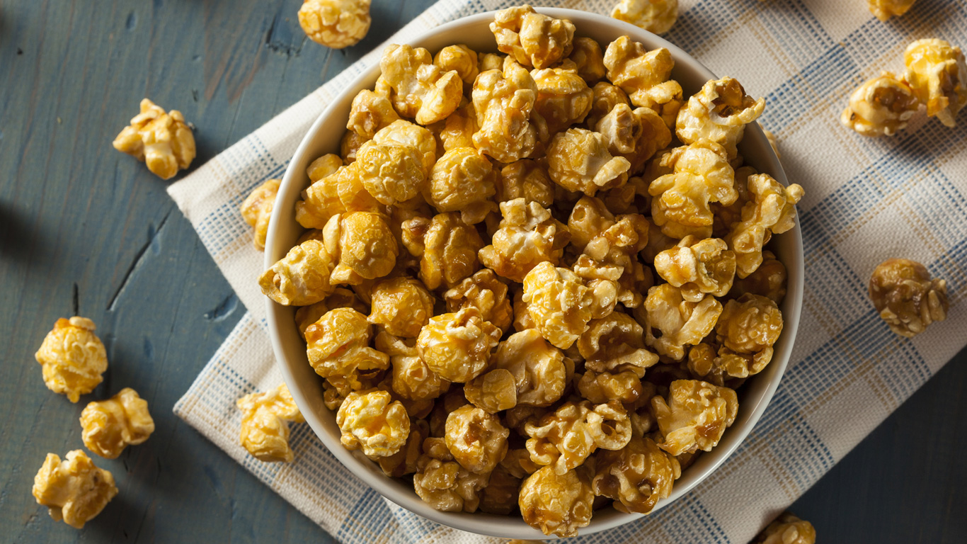 Klassisch gibt es Popcorn mit Zucker oder Salz – dabei ist das aufgepoppte Maiskorn sehr vielseitig und kann mit anderen Toppings für ein neues Geschmackserlebnis sorgen. Mit diesen Rezepten kann der Filmabend zuhause oder die nächste Party kommen.
