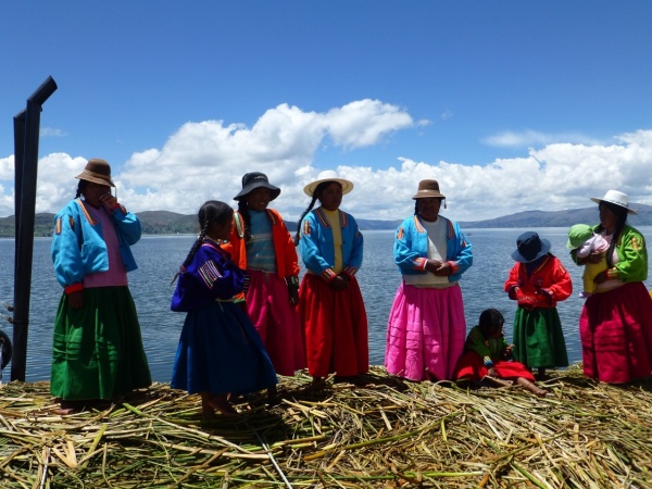 Peru: Die schwimmende Heimat der Uros: Ein Großteil des Volkes ist mit der Zeit nach Chulluni auf das peruanische Festland übergesiedelt.