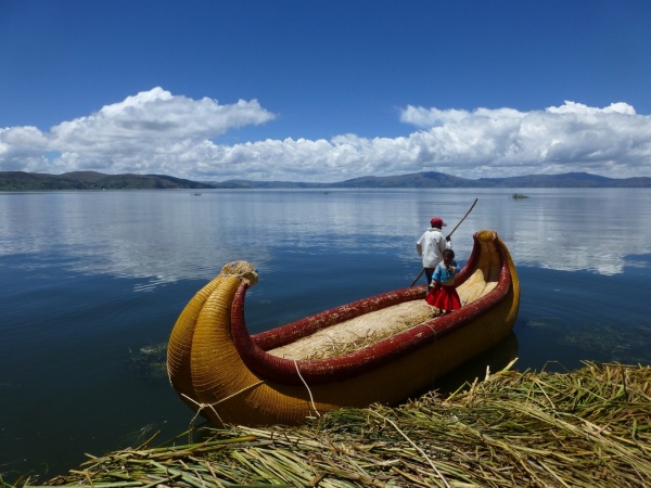 Peru: die schwimmende Heimat der Uros: Auch die Häuser und Boote der Uros werden aus Totora-Schilf hergestellt