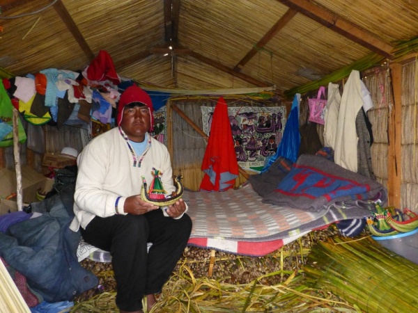 Peru: Die schwimmende Heimat der Uros: Auf einer Insel leben heute durchschnittlich 5 Familien