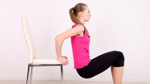 Wenn man die Feiertage um Weihnachten und Silvester mit der Familie oder den Freunden verbringt, bleibt oft nicht die Zeit, ins Fitnessstudio zu gehen. Wer sich abseits von Hantelbank oder Laufband fit halten möchte, findet im Haushalt zahlreiche Alternativen. Diese Übungen zu Hause lassen überschüssige Fettpolster schmelzen.