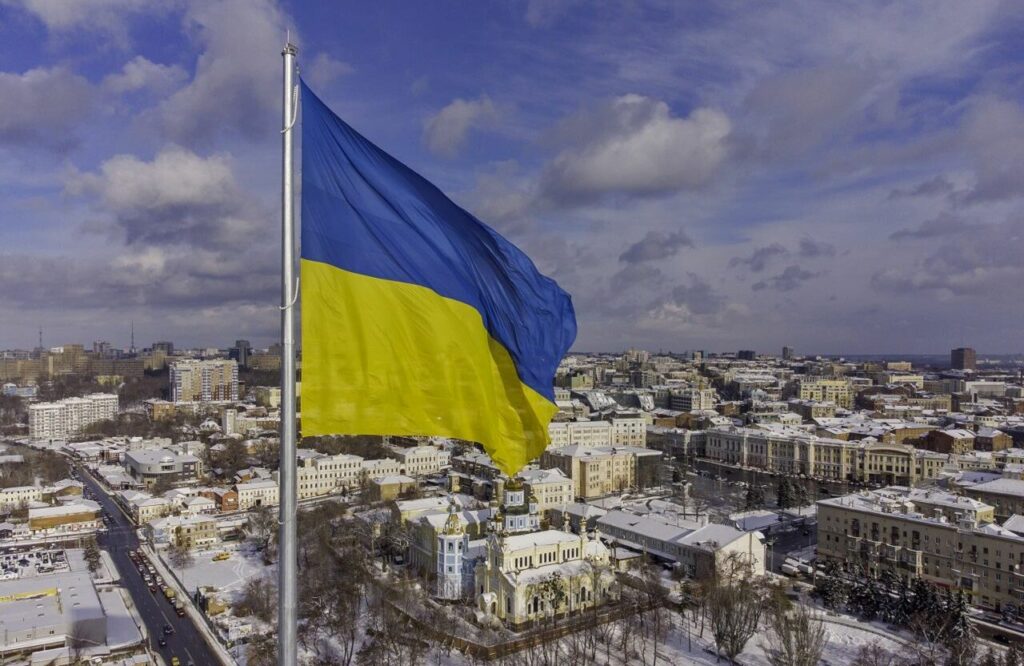 In Charkiw, der zweitgrößten Stadt der Ukraine, trafen bereits mehrere Bomben das Stadtzentrum.