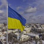 In Charkiw, der zweitgrößten Stadt der Ukraine, trafen bereits mehrere Bomben das Stadtzentrum.