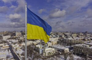 In Charkiw, der zweitgrößten Stadt der Ukraine, trafen bereits mehrere Bomben das Stadtzentrum.