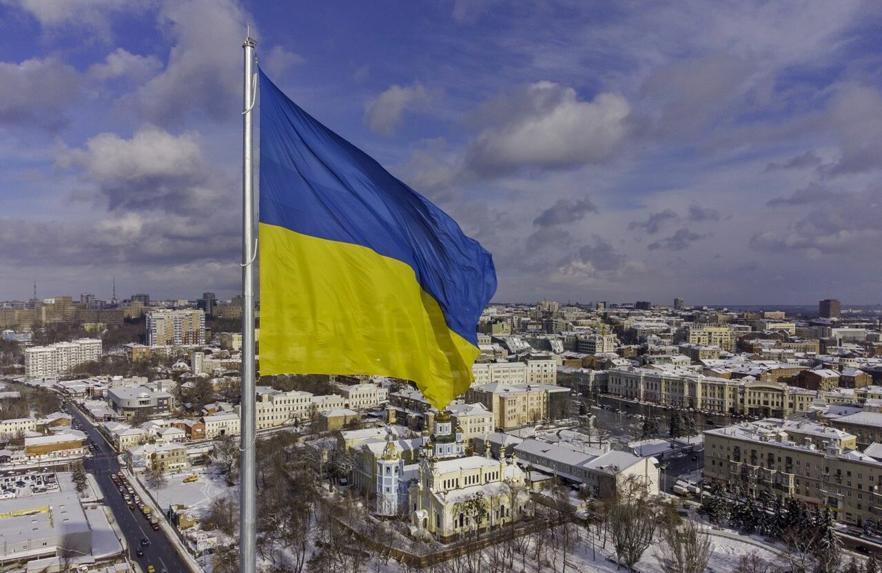 Ukrainische Flagge vor Charkiw