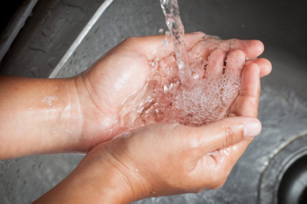 Reinigt warmes Wasser besser als kaltes?