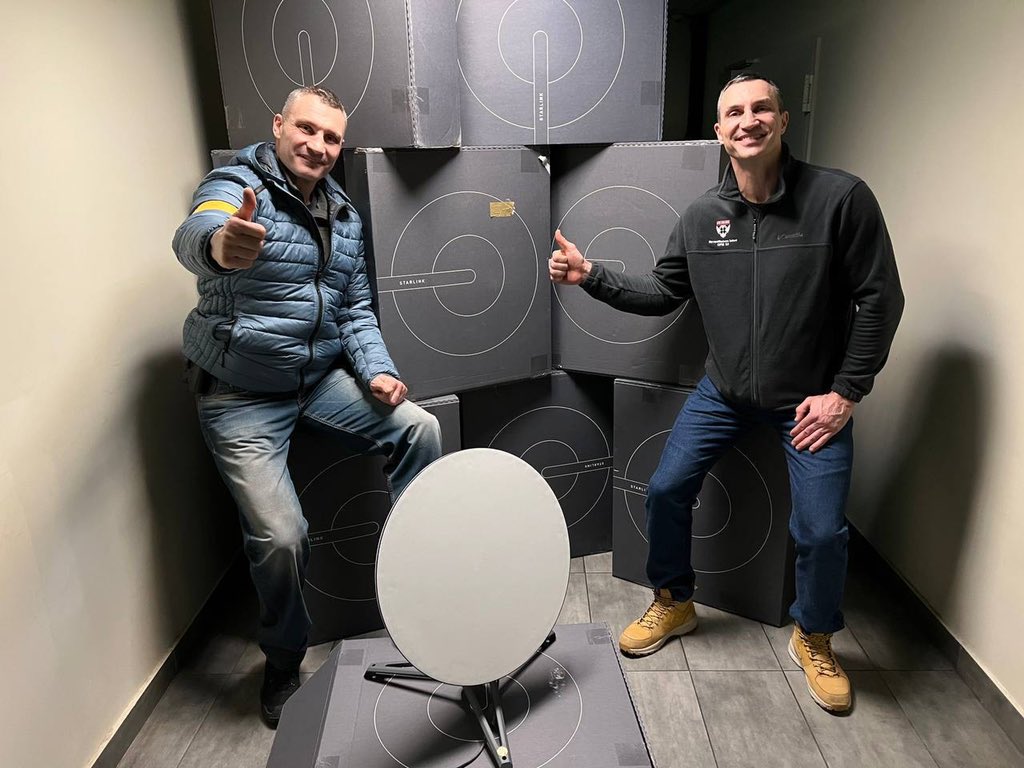 Vitali Klitschko (links) und sein Bruder Wladimir am 5. März 2022 mit einer gespendeten Ladung Starlink-Empfänger.