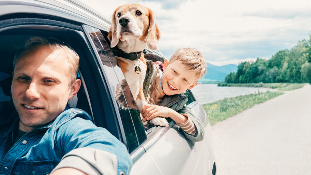 Unterwegs Richtung Urlaub: Mit dem Auto, dem Flugzeug oder dem Reisebus entspannt und sicher ankommen.