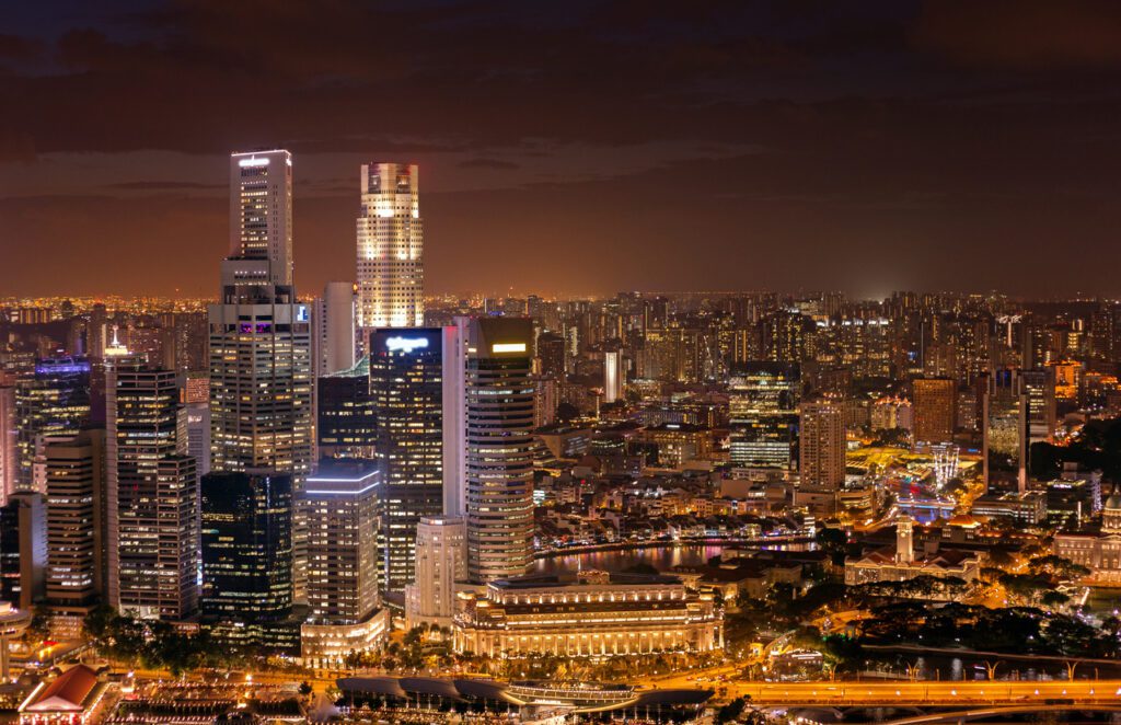 Das Geschäftsviertel von Singapur bei Nacht