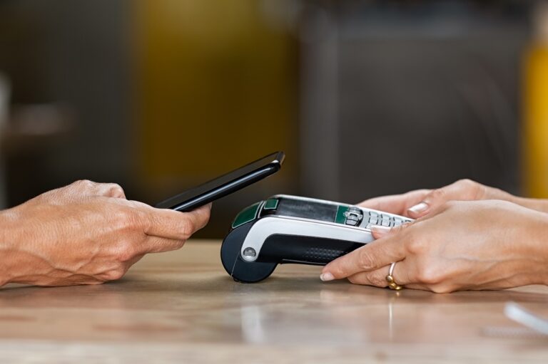 Kontaktloses Bezahlen mit dem Smartphone.