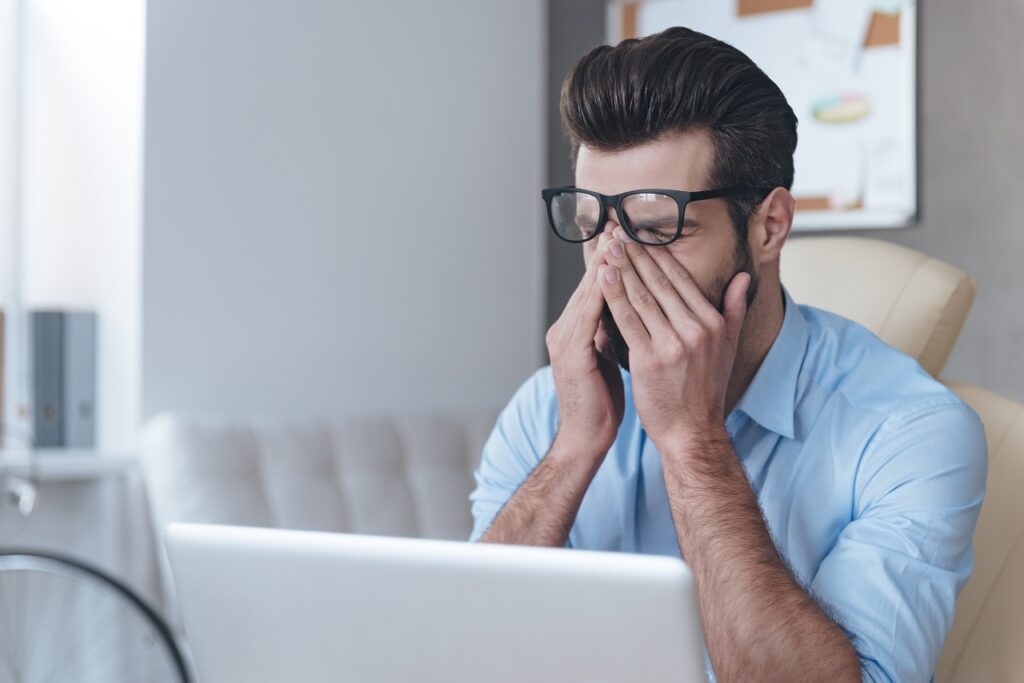 Mann-Schreibtisch-Laptop-muede-envato