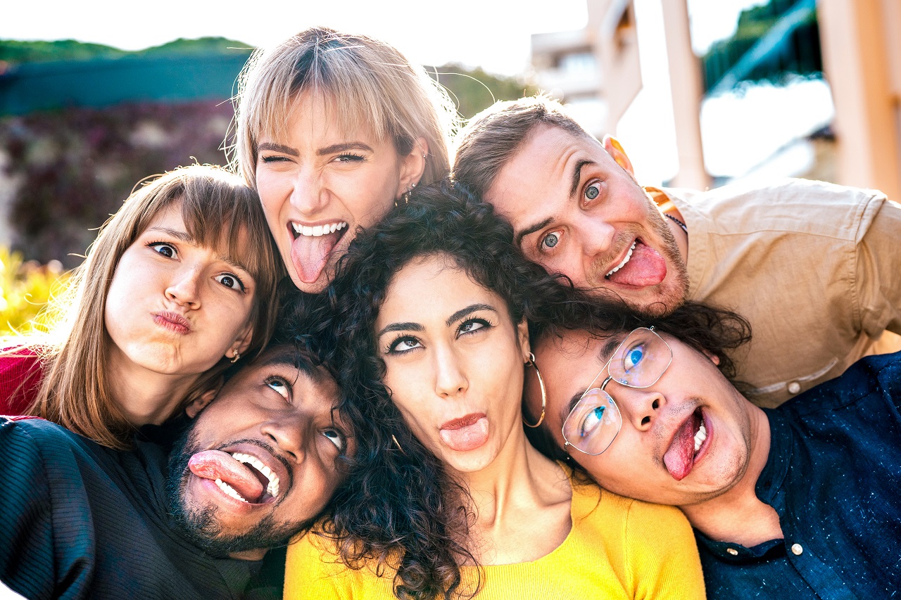Menschen verschiedener Ethnien scherzen gemeinsam.