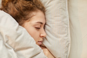 Frau-Bett-schlafen-envato