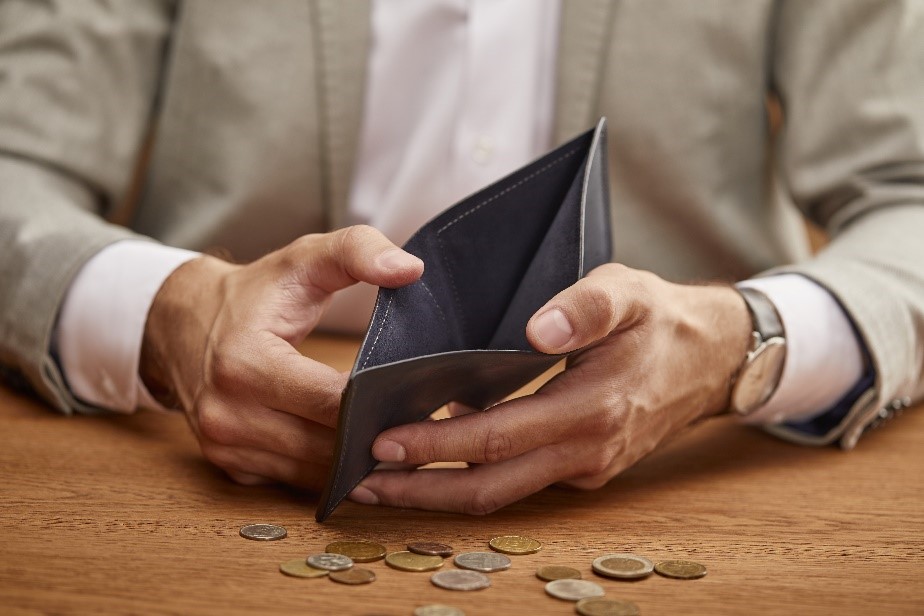 Inflation von 7,3 Prozent: Ein Mann mit einer leeren Brieftasche