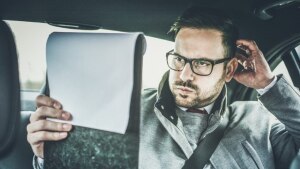 Lesen im Auto: Warum nicht allen übel wird