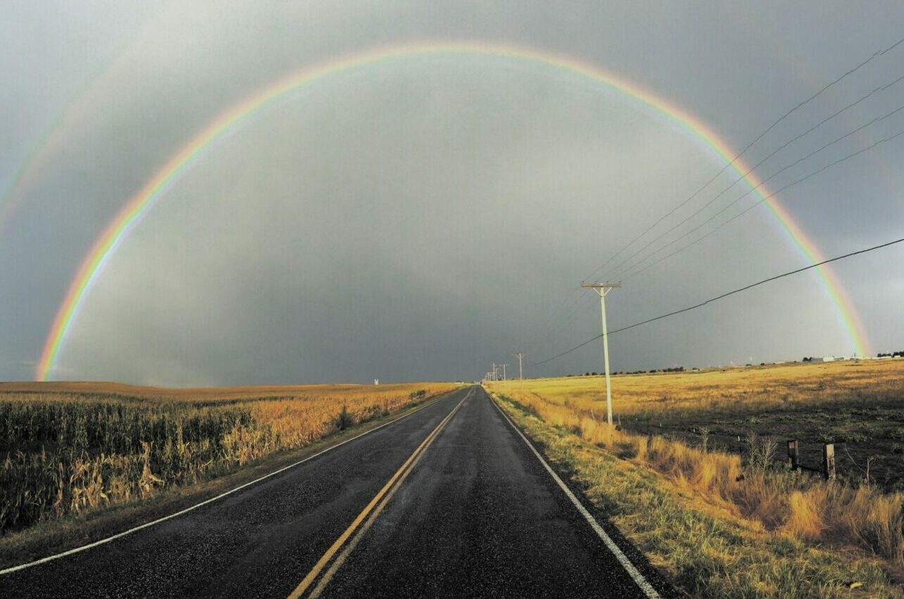 Regenbogen in bunten Farben über einer Straße