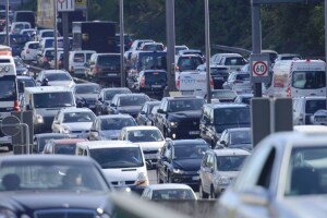 Diverse Studien haben belegt: Wer Geduld hat, kommt auch bei einem Stau am schnellsten ans Ziel.