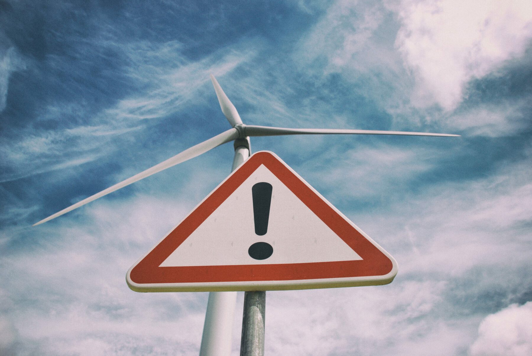 Weltklimarat: CO2-Ausstoß lässt sich bis 2030 halbieren: Ein Warnschild vor einem Windrad
