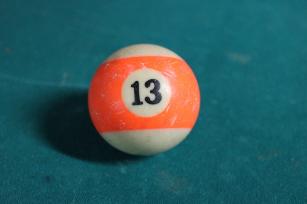 Freitag der 13 bringt angeblich Unglück: eine Billiardkugel mit der Zahl 13