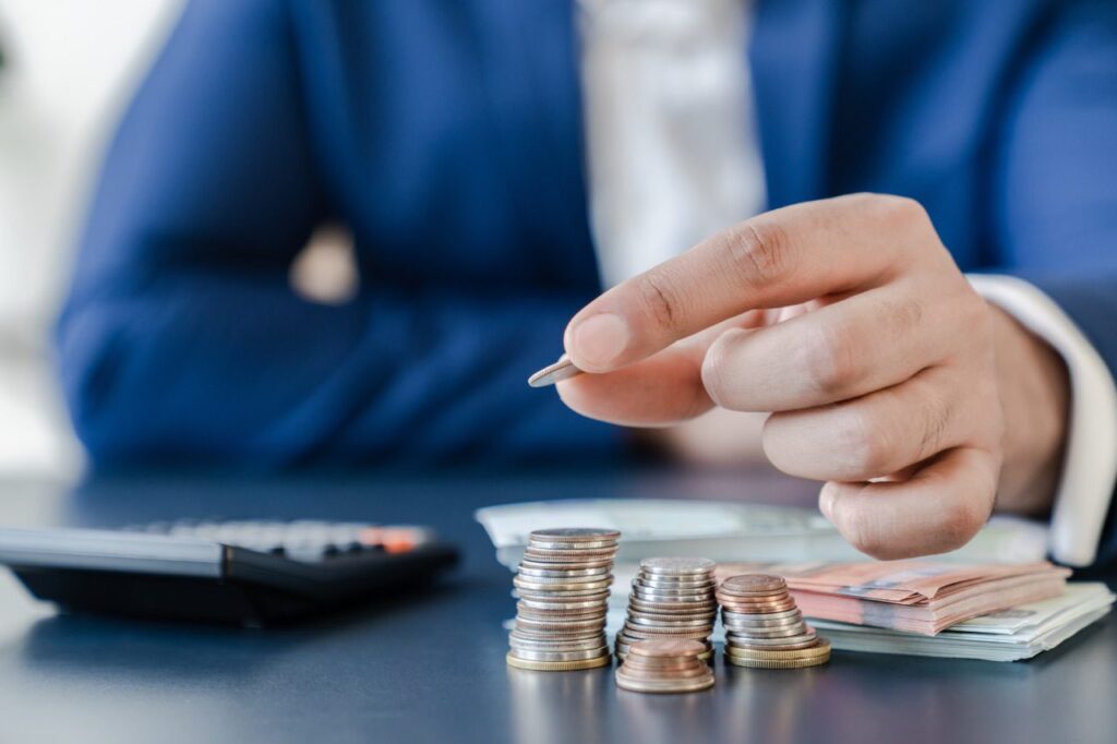 Um hohe Inflationsraten zu senken, kann der Staat eingreifen – etwa durch Steuersenkungen, Transferleistungen oder Deckelungen der Preise teurer Waren.