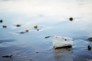 Mikroplastik aus der Atmosphäre: Wie es Meer und Klima schadet