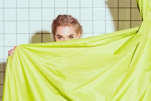 Warum schmiegt sich der Duschvorhang an den Körper?