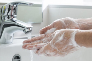 Darum macht Seife sauber: Eine Frau beim Händewaschen
