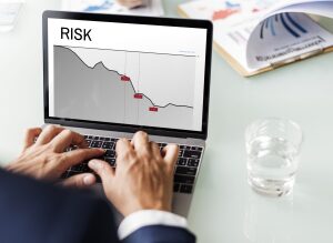 Envato Elements | Rawpixel Kapitalanlage in Investmentfonds, ETFs (börsengehandelte Indexfonds) oder Aktien bietet weniger Sicherheit als Sparbuch, Festgeld oder Tagesgeld.
