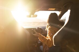 Sonnenbrand im Urlaub oder im Sommer daheim: „Nach Rot kommt Braun“, lautet das Motto mancher Sonnenanbetenden. Um Hautkrebs vorzubeugen, darf der Sonnenschutz allerdings nicht fehlen. Die Sonnenstrahlen dringen sogar durch Fensterscheiben.