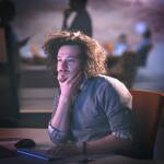 Mann-Schreibtisch-Computer-Envato