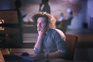 Mann-Schreibtisch-Computer-Envato