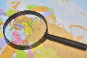 Lupe-Landkarte_Europa-istock