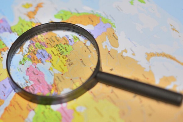 Lupe-Landkarte_Europa-istock