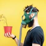 Atomgärten: Gärtner mit Strahlenkeule, Mann mit Gasmaske hält Pflanzentopf